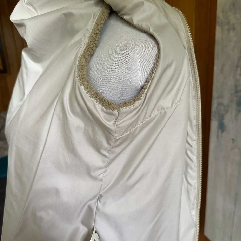 Patagonia Women’s Size Small Vest! Beige. Fluffy. Soft. - Picture 13 of 16